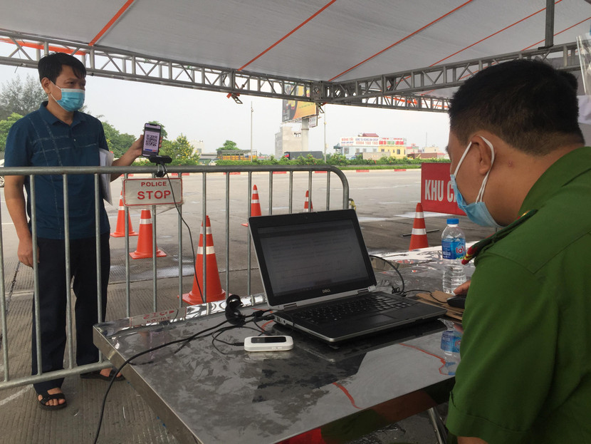 Việc lắp đặt camera quét mã QR code sẽ mang lại những ưu việt như hạn chế CBCS tiếp xúc gần với các lái xe, tránh hiện tượng lây nhiễm cộng đồng Việc lắp đặt camera quét mã QR code sẽ mang lại những ưu việt như hạn chế CBCS tiếp xúc gần với các lái xe, tránh hiện tượng lây nhiễm cộng đồng