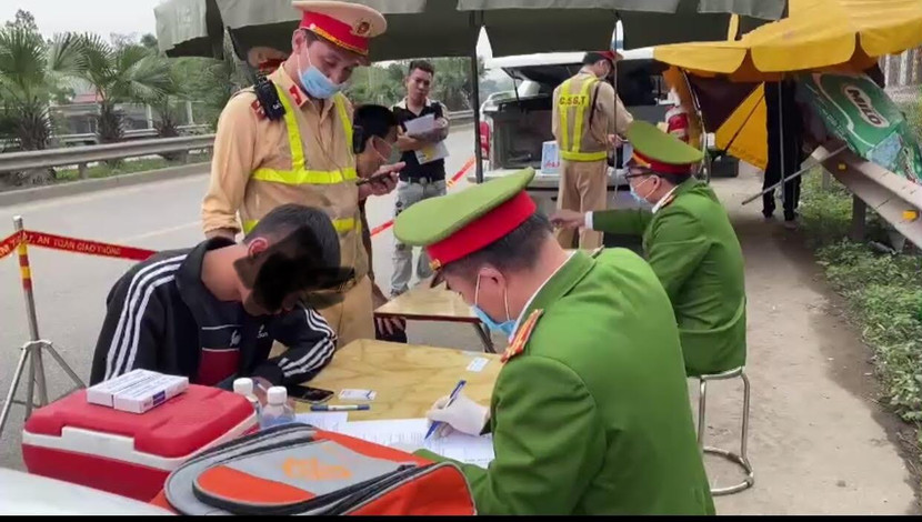 Lái xe dương tính với ma túy đi trên cao tốc bị CSGT phát hiện xử phạt
