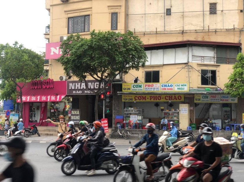 Đường xá thông thoáng trái với cảnh tượng ùn tắc ngày đầu nghỉ lễ. Theo chỉ huy Đội CSGT số 14, do người dân đã trở về Hà Nội từ ngày 2/5 nên sang đến ngày hôm nay, áp lực về giao thông đã được giảm đi rất nhiều