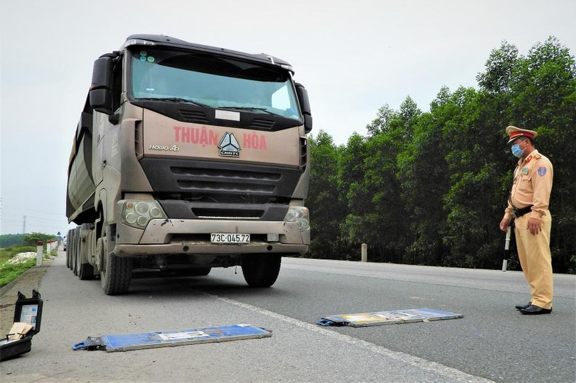 Những chiếc xe tải được cân, nhằm xác định có quá tải hay không, từ đó CSGT lập biên bản xử lý