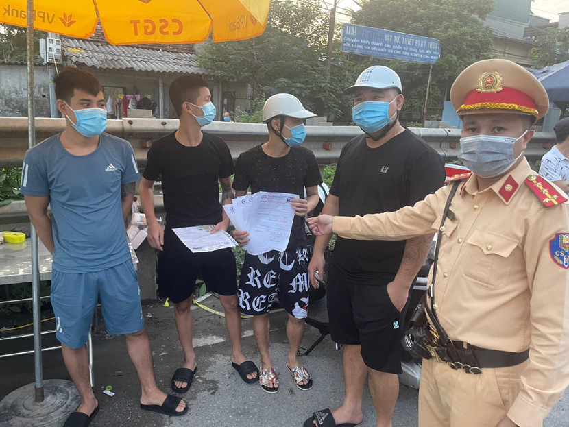 CSGT phát hiện giấy xét nghiệm âm tính Covid nhưng để trống người xét nghiệm