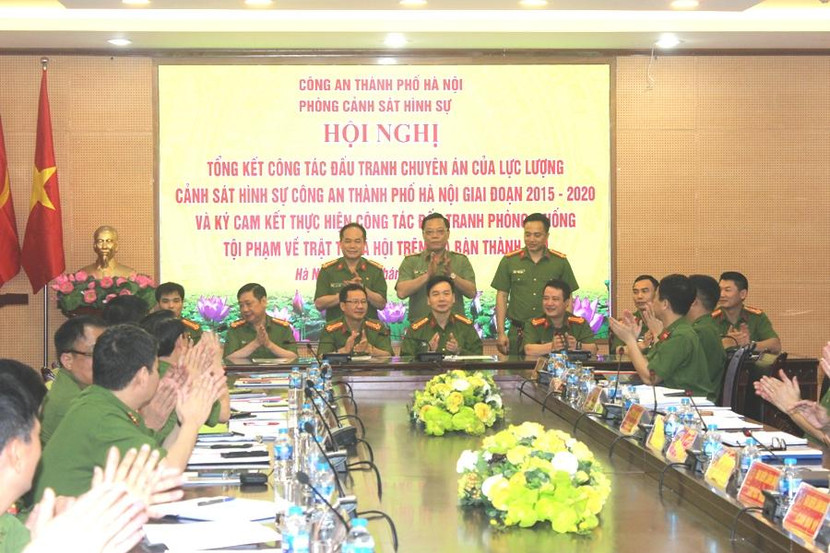 Trung tướng Nguyễn Hải Trung, Giám đốc CATP Hà Nội cùng đại diện Lãnh đạo Cục CSHS, Phó Giám đốc CATP Hà Nội chứng kiến các đơn vị ký cam kết Trung tướng Nguyễn Hải Trung, Giám đốc CATP Hà Nội cùng đại diện Lãnh đạo Cục CSHS, Phó Giám đốc CATP Hà Nội chứng kiến các đơn vị ký cam kết