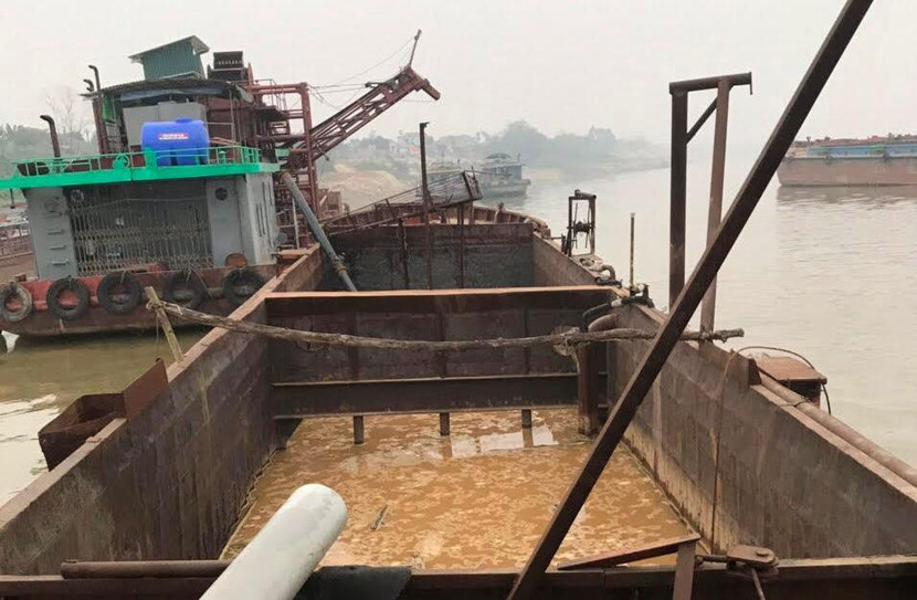 Chiếc tàu hàng trăm tấn khai thác cát trái phép bị Đội Cảnh sát giao thông thủy số 1, Phòng CSGT, CATP Hà Nội phát hiện, bắt quả tang