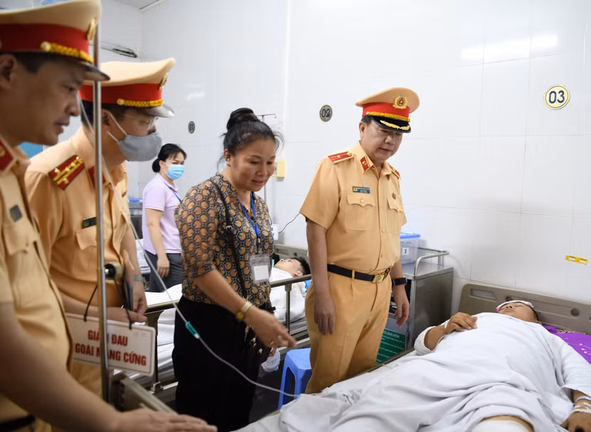 Cục trưởng Cục CSGT thăm hỏi động viên đồng chí Tuấn Anh