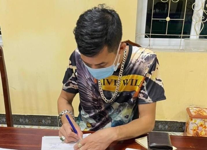 Lái xe tải vi phạm ký vào biên bản xử phạt