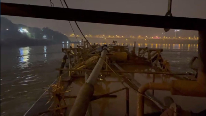 "Quái vật" nặng cả nghìn tấn bị Phòng CSGT, CATP Hà Nội bắt giữ trong đêm trên sông Hồng "Quái vật" nặng cả nghìn tấn bị Phòng CSGT, CATP Hà Nội bắt giữ trong đêm trên sông Hồng