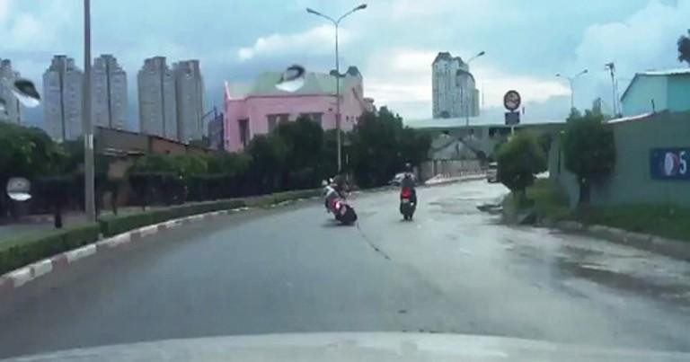 Các trinh sát phát hiện và truy đuổi đối tượng cướp giật trên phố