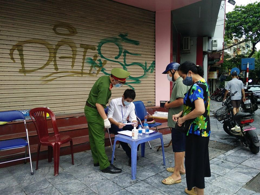 Siết chặt kiểm tra, kiểm soát người ra đường và xử lý nghiêm những vi phạm