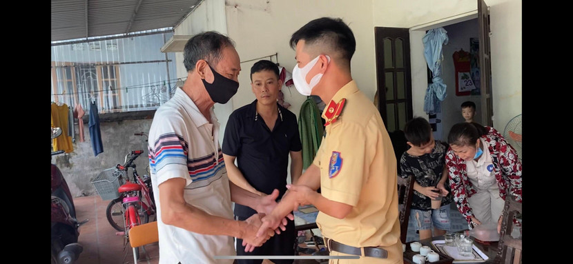 CSGT Thủ đô hỗ trợ giúp đỡ nhân dân gặp khó khăn trên đường, qua đó nâng cao hình ảnh đẹp của người CAND CSGT Thủ đô hỗ trợ giúp đỡ nhân dân gặp khó khăn trên đường, qua đó nâng cao hình ảnh đẹp của người CAND