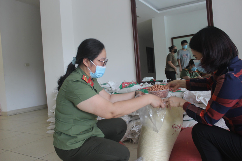 Hàng tấn lạc, gạo được chia nhỏ để cho vào các túi quà Hàng tấn lạc, gạo được chia nhỏ để cho vào các túi quà