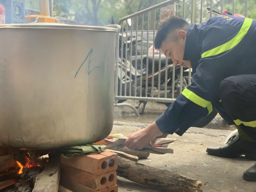 Ngọn lửa ấm áp nghĩa tình thắm đượm trong từng chiếc bánh để chào đón một mùa xuân ấm áp, an vui