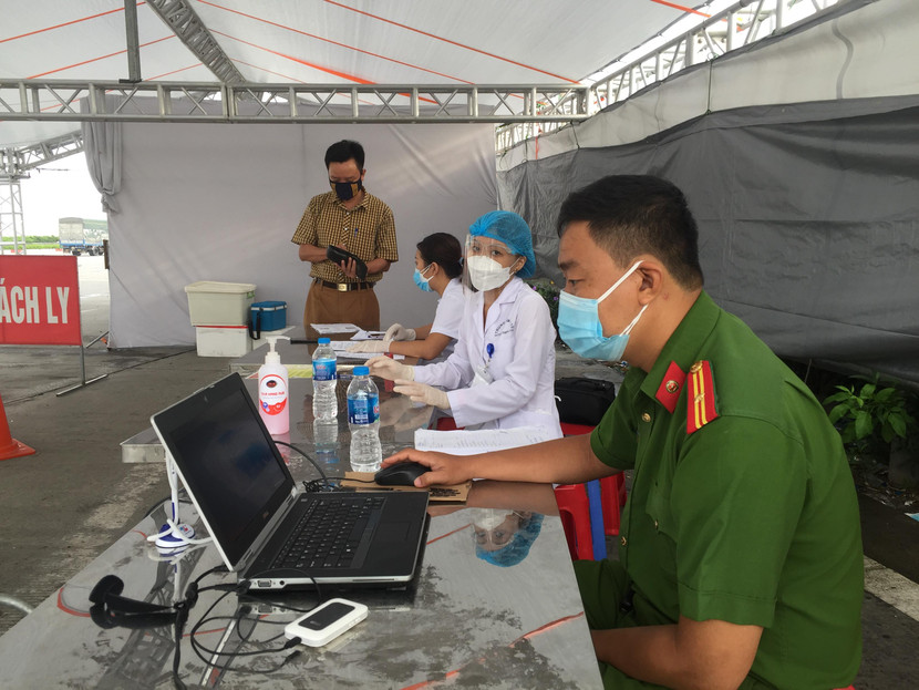 Ngay trong đêm 13 và sáng ngày 14/9, hệ thống camera quét mã tự động QR code đã hoạt động, hỗ trợ cho công tác kiểm soát lịch trình di chuyển của người dân Ngay trong đêm 13 và sáng ngày 14/9, hệ thống camera quét mã tự động QR code đã hoạt động, hỗ trợ cho công tác kiểm soát lịch trình di chuyển của người dân