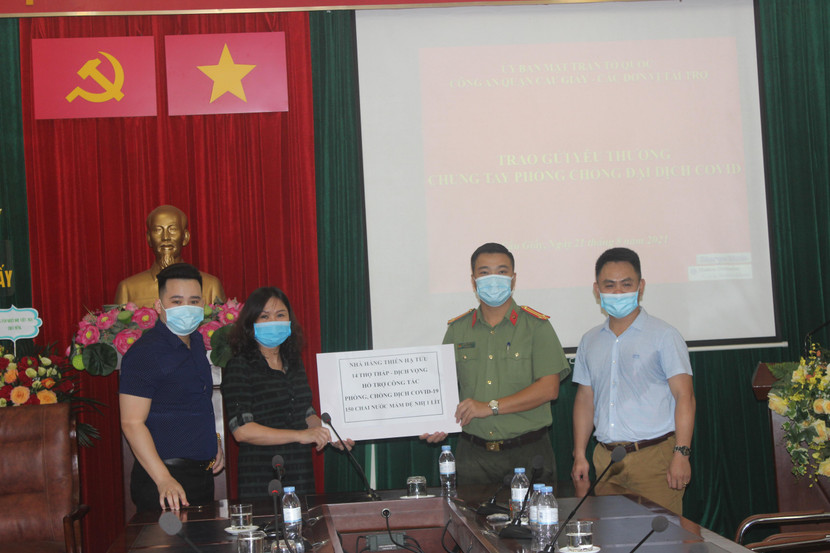 Đồng chí Nguyễn Thị Thanh, Chủ tịch Ủy ban MTTQ Việt Nam quận Cầu Giấy, Hà Nội cùng đại diện các đơn vị, tổ chức thiện nguyện đã trao tặng CAQ Cầu Giấy hàng trăm triệu đồng và hàng trăm suất quà Đồng chí Nguyễn Thị Thanh, Chủ tịch Ủy ban MTTQ Việt Nam quận Cầu Giấy, Hà Nội cùng đại diện các đơn vị, tổ chức thiện nguyện đã trao tặng CAQ Cầu Giấy hàng trăm triệu đồng và hàng trăm suất quà