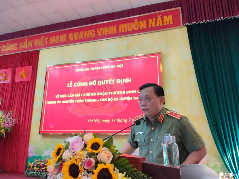 Đồng chí Giám đốc CATP khẳng định những đóng góp, hy sinh của các thương binh, gia đình liệt sỹ mãi là tấm gương sáng, tiêu biểu cho ý chí, tinh thần cách mạng cao cả