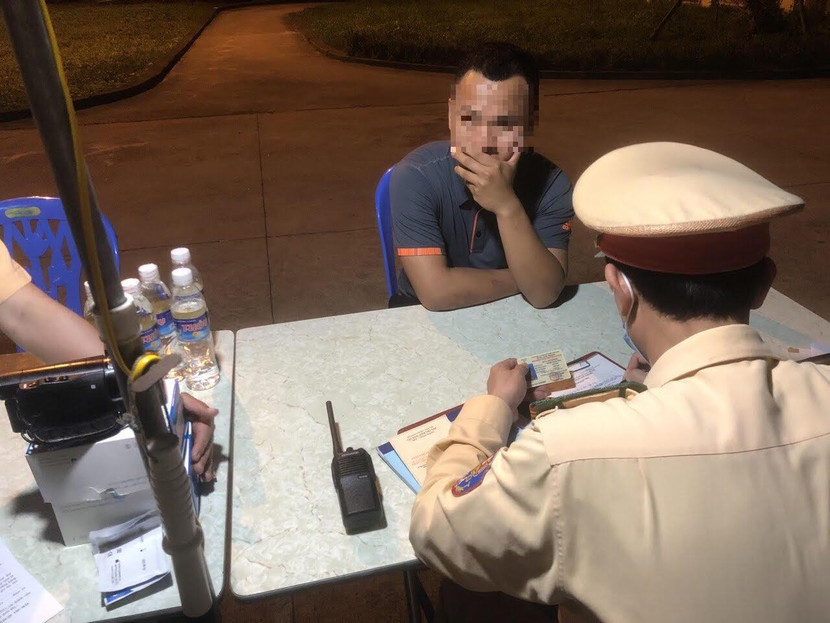 CSGT lập biên bản xử lý vi phạm CSGT lập biên bản xử lý vi phạm