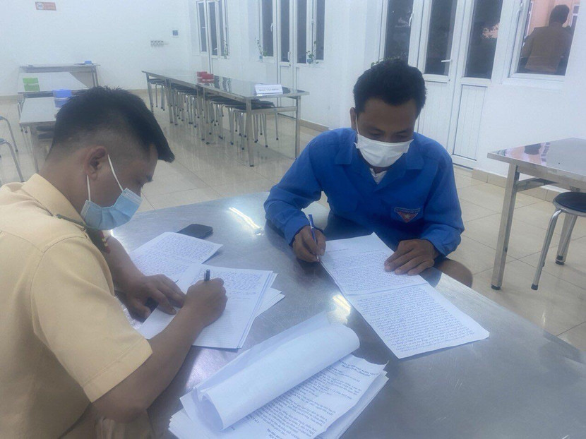 CSGT lập biên bản xử lý đối tượng vi phạm