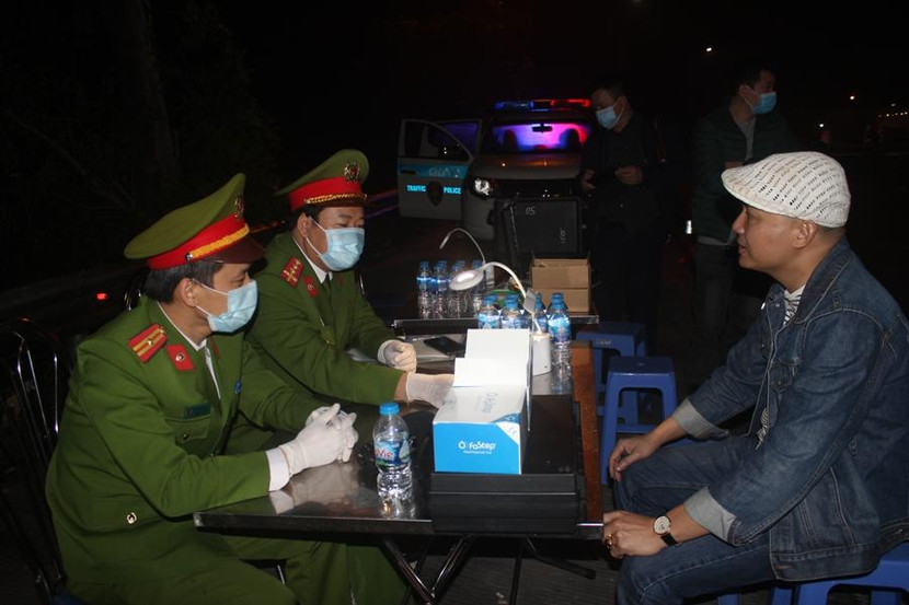 Các lái xe khi được kiểm tra đều có thái độ chấp hành nghiêm quy định Các lái xe khi được kiểm tra đều có thái độ chấp hành nghiêm quy định