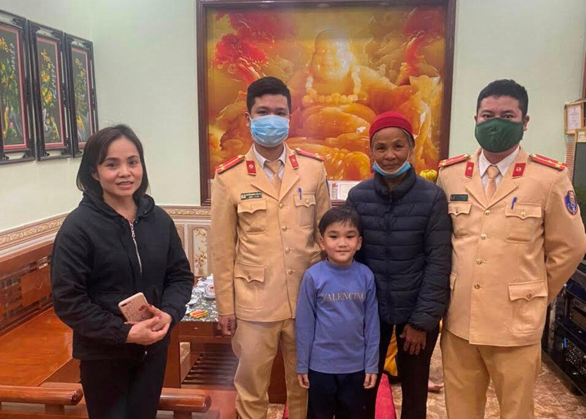 Tổ công tác đã đưa bà cụ trở về trong sự vui mừng của gia đình