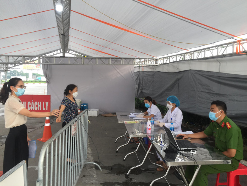 Người dân di chuyển vào Thủ đô Hà Nội nếu đã khai báo từ trước lịch trình và có mã QR code chỉ cần để điện thoại gần camera là hệ thống máy tính nhanh chóng nhận được dữ liệu Người dân di chuyển vào Thủ đô Hà Nội nếu đã khai báo từ trước lịch trình và có mã QR code chỉ cần để điện thoại gần camera là hệ thống máy tính nhanh chóng nhận được dữ liệu