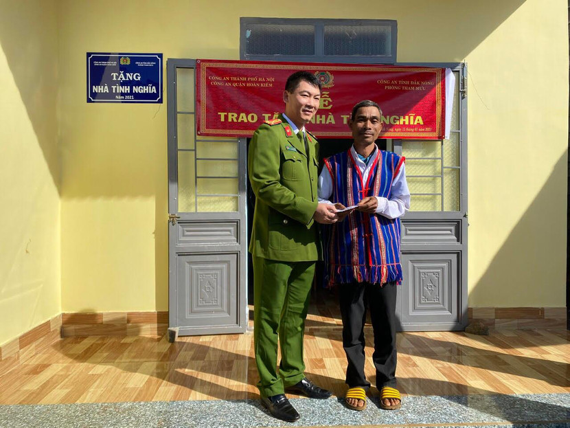 Ông K’Sung bày tỏ vui mừng và cảm ơn sự quan tâm, tạo điều kiện của Đảng ủy, lãnh đạo Công an tỉnh Đắk Nông, Phòng Tham mưu Công an tỉnh Đắk Nông, Công an Quận Hoàn Kiếm... Ông K’Sung bày tỏ vui mừng và cảm ơn sự quan tâm, tạo điều kiện của Đảng ủy, lãnh đạo Công an tỉnh Đắk Nông, Phòng Tham mưu Công an tỉnh Đắk Nông, Công an Quận Hoàn Kiếm...