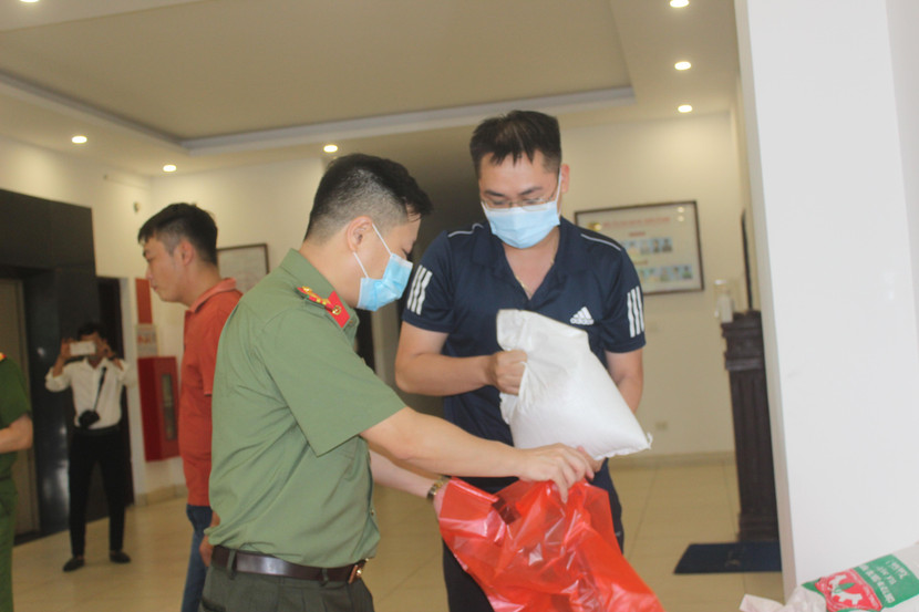 Những túi gạo được đóng gói cẩn thận sẽ giúp người dân, sinh viên nghèo vượt qua đại dịch Những túi gạo được đóng gói cẩn thận sẽ giúp người dân, sinh viên nghèo vượt qua đại dịch