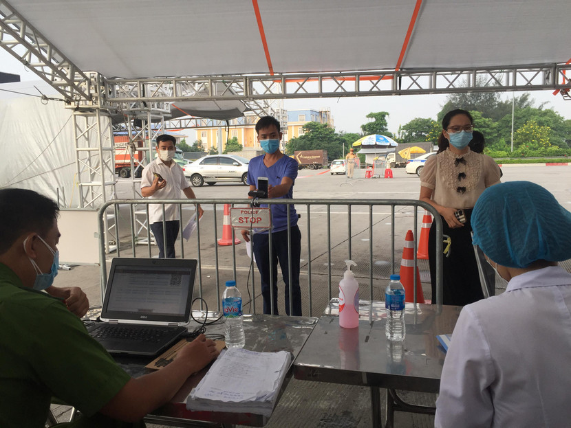 Hệ thống camera được Cục Cảnh sát Quản lý hành chính về trật tự xã hội (QLHC về TTXH) Bộ Công an phối hợp với CATP Hà Nội lắp đặt các camera quét mã QR code tại 23 chốt kiểm soát phương tiện ở cửa ngõ ra vào thành phố Hà Nội. Chốt kiểm soát phương tiện ở Pháp Vân - Cầu Giẽ cũng được lắp đặt nhanh chóng Hệ thống camera được Cục Cảnh sát Quản lý hành chính về trật tự xã hội (QLHC về TTXH) Bộ Công an phối hợp với CATP Hà Nội lắp đặt các camera quét mã QR code tại 23 chốt kiểm soát phương tiện ở cửa ngõ ra vào thành phố Hà Nội. Chốt kiểm soát phương tiện ở Pháp Vân - Cầu Giẽ cũng được lắp đặt nhanh chóng