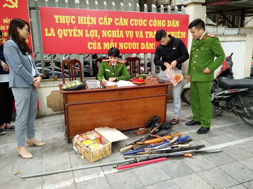 CAQ Hoàn Kiếm và lực lượng chức năng vận động người dân giao nộp vũ khí, vật liệu nổ CAQ Hoàn Kiếm và lực lượng chức năng vận động người dân giao nộp vũ khí, vật liệu nổ