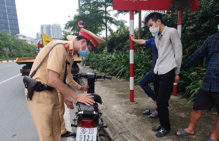 CSGT kiểm tra thu giữ ma túy của đối tượng