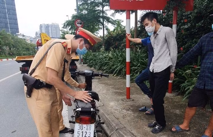 CSGT kiểm tra thu giữ ma túy của đối tượng