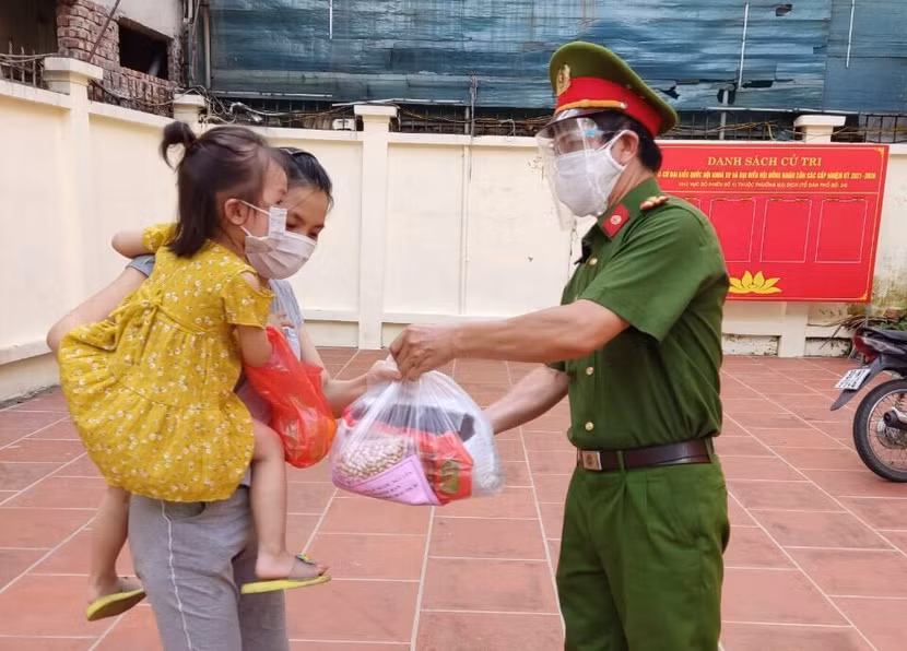 Những phần quà gồm các nhu yếu phẩm có ý nghĩa rất lớn giúp cho người dân qua cơn hoạn nạn Những phần quà gồm các nhu yếu phẩm có ý nghĩa rất lớn giúp cho người dân qua cơn hoạn nạn