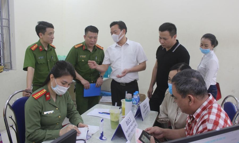 Đồng chí Bùi Tuấn Anh biểu dương CAP Quan Hoa cũng như lưu ý một số điểm trong công tác cấp căn cước công dân gắn chíp