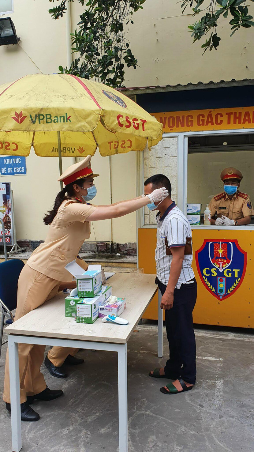 Khẩu trang, nước rửa tay diệt khuẩn là những thứ không thể thiếu tại các trụ sở CSGT phục vụ nhân dân khi có nhu cầu