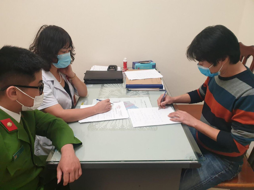 CAP Hàng Trống cùng các lực lượng chức năng của phường lập biên bản xử phạt cửa hàng cà phê vi phạm quy định phòng, chống dịch CAP Hàng Trống cùng các lực lượng chức năng của phường lập biên bản xử phạt cửa hàng cà phê vi phạm quy định phòng, chống dịch