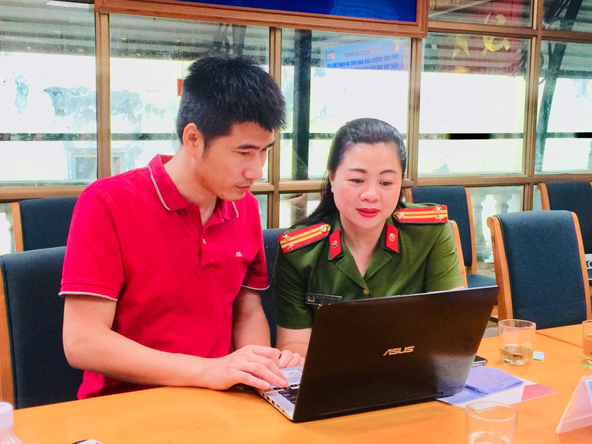 Trung tá Nguyễn Thị Hồng Yến, Phó Đội trưởng Đội QLHC về TTXH CAQ Hà Đông trả lời câu hỏi giao lưu của bạn đọc