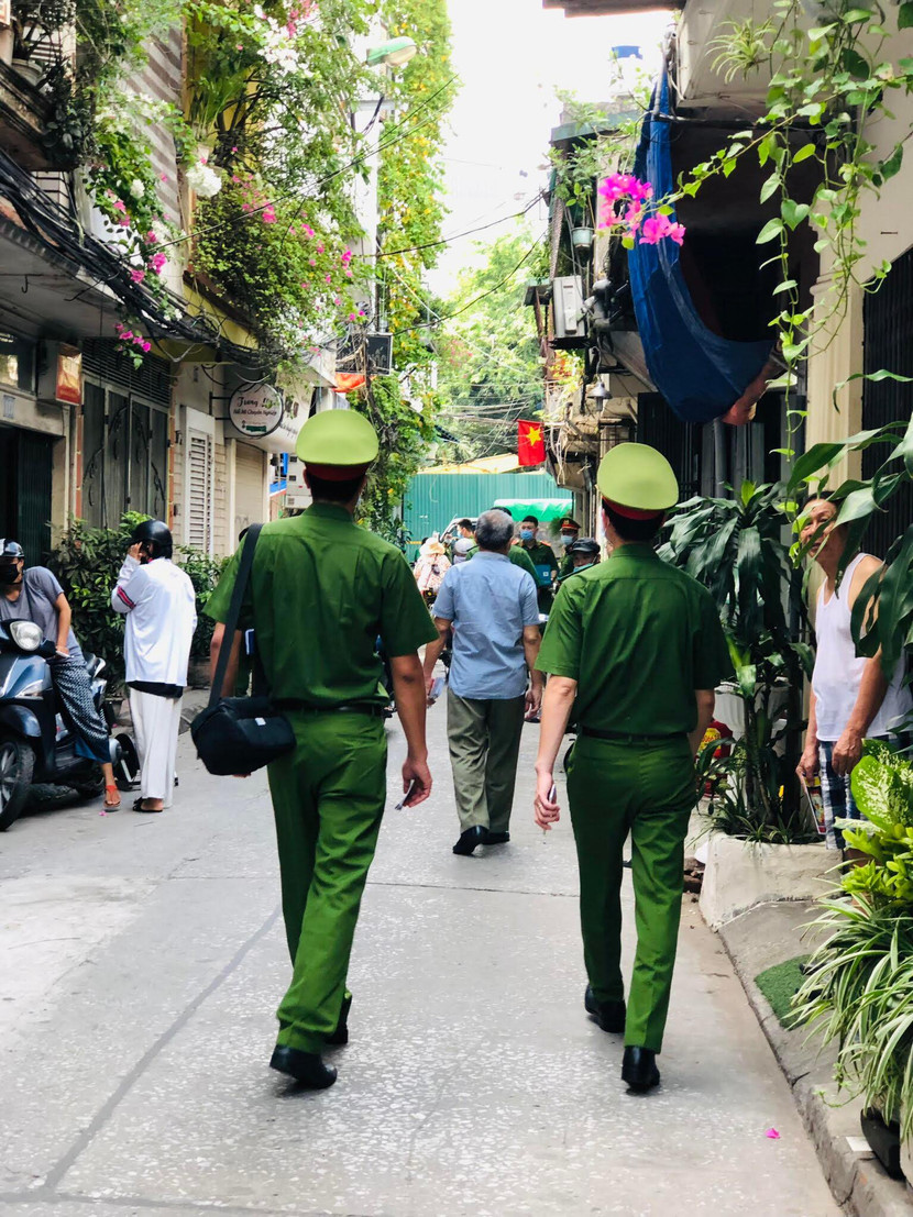 Những bước chân lặng thầm của các chiến sĩ CAQ Hoàn Kiếm hàng ngày tuyên truyền, xuống tận cơ sở để phòng, chống ma túy xâm nhập vào địa bàn dân cư Những bước chân lặng thầm của các chiến sĩ CAQ Hoàn Kiếm hàng ngày tuyên truyền, xuống tận cơ sở để phòng, chống ma túy xâm nhập vào địa bàn dân cư