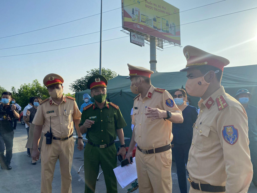 Đại tá Trần Ngọc Dương, Phó Giám đốc CATP Hà Nội kiểm tra công tác phòng, chống dịch tại các chốt