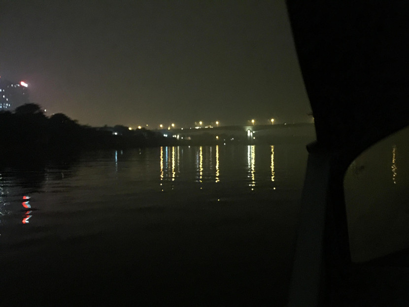 Tổ công tác của Phòng CSGT, CATP Hà Nội mật phục ở khu vực gần cầu Vĩnh Tuy trước giờ xuất kích bắt cát tặc