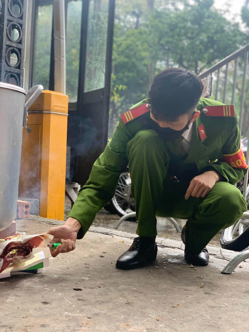 Mọi công đoạn từ gói bánh cho đến luộc bánh đều được các đoàn viên, thanh niên của CAQ Hoàn Kiếm đảm nhiệm