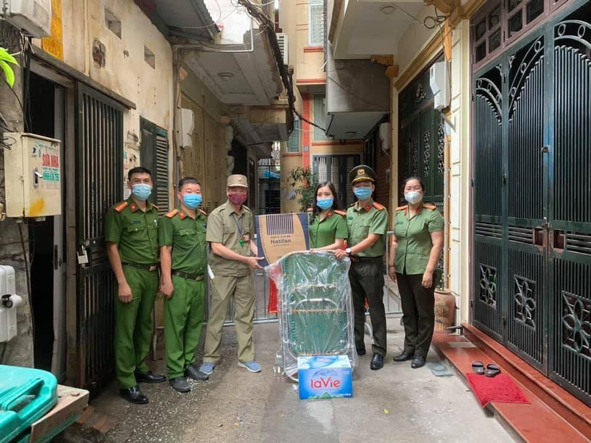 Đoàn thanh niên và Hội phụ nữ CAQ Cầu Giấy tặng quà các chốt chống dịch trên địa bàn