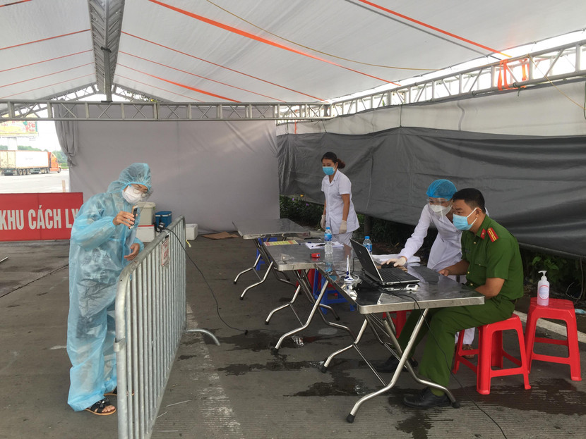 Việc bố trí dây kết nối giữa webcam với máy tính có độ dài đảm bảo giãn cách giữa người khai báo sức khỏe với cán bộ kiểm soát tại chốt Việc bố trí dây kết nối giữa webcam với máy tính có độ dài đảm bảo giãn cách giữa người khai báo sức khỏe với cán bộ kiểm soát tại chốt