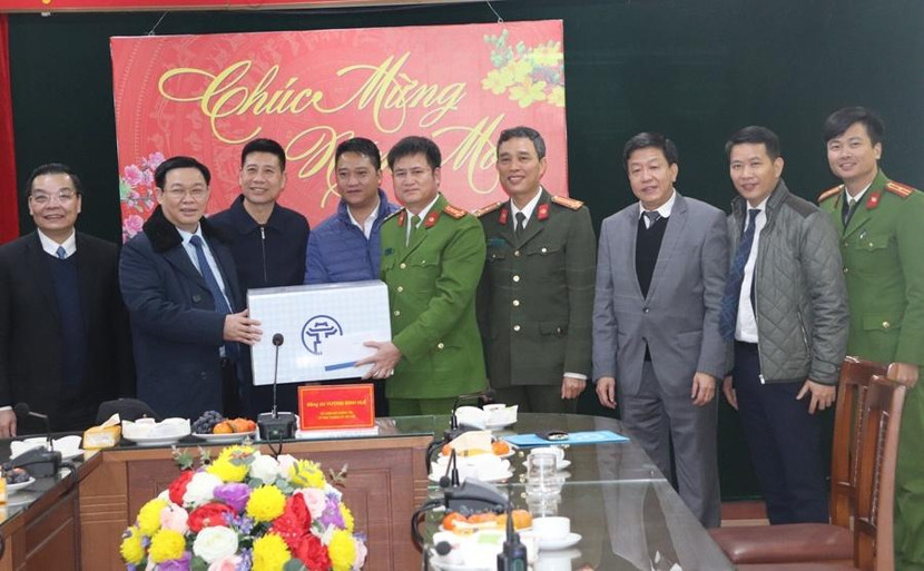 Đồng chí Bí thư Thành ủy Vương Đình Huệ tặng quà, động viên CBCS CAQ Hoàn Kiếm Đồng chí Bí thư Thành ủy Vương Đình Huệ tặng quà, động viên CBCS CAQ Hoàn Kiếm