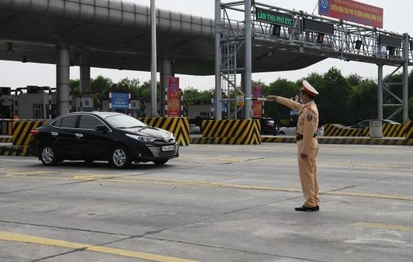 Lực lượng CSGT trên các tuyến cao tốc tăng cường kiểm tra nhằm phát hiện vi phạm Lực lượng CSGT trên các tuyến cao tốc tăng cường kiểm tra nhằm phát hiện vi phạm