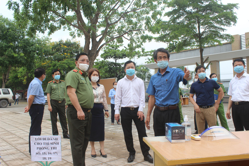 Trung tướng Nguyễn Hải Trung, Ủy viên Ban Thường vụ Thành ủy, Bí thư Đảng ủy, Giám đốc CATP Hà Nội kiểm tra những điểm thi tuyển sinh lớp 10 THPT tại huyện Mê Linh trước ngày thi