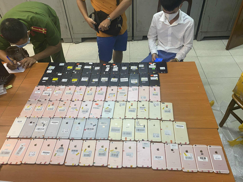 Lái xe cùng gần 100 chiếc điện thoại iPhone không rõ nguồn gốc bị CSGT phát hiện, xử lý Lái xe cùng gần 100 chiếc điện thoại iPhone không rõ nguồn gốc bị CSGT phát hiện, xử lý