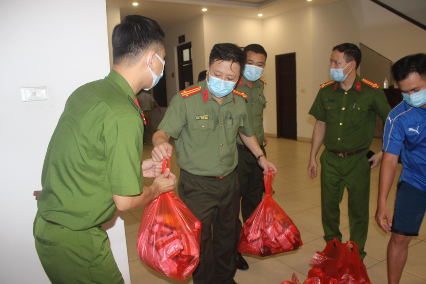 Những túi quà gồm gạo, lạc, nước mắm, các nhu yếu phẩm thiết yếu khác được đóng thành từng túi Những túi quà gồm gạo, lạc, nước mắm, các nhu yếu phẩm thiết yếu khác được đóng thành từng túi