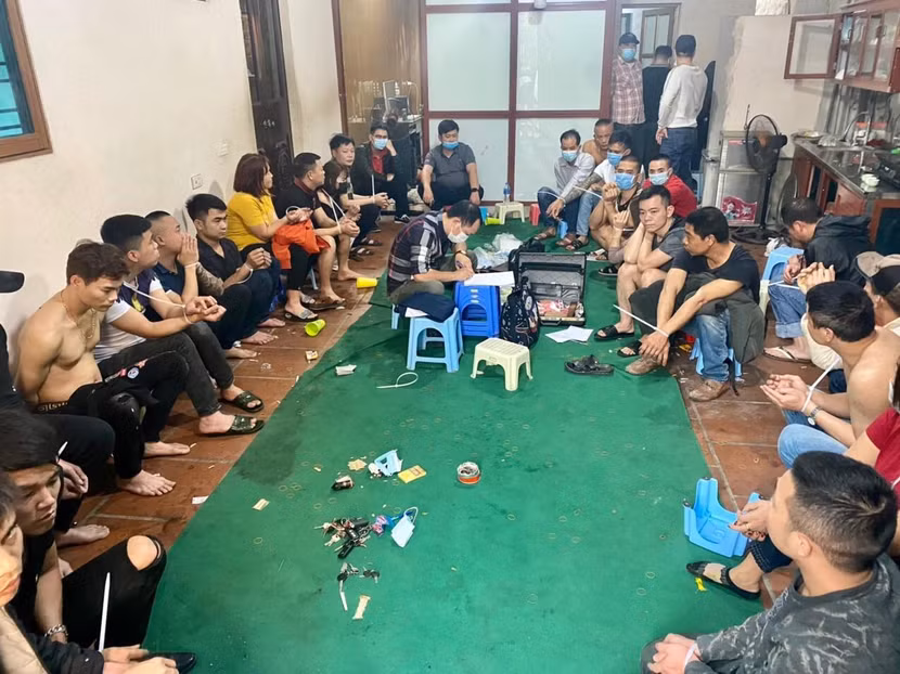 Hàng chục đối tượng tổ chức đánh bạc, đánh bạc đã bị Phòng Cảnh sát hình sự bắt giữ tại chỗ