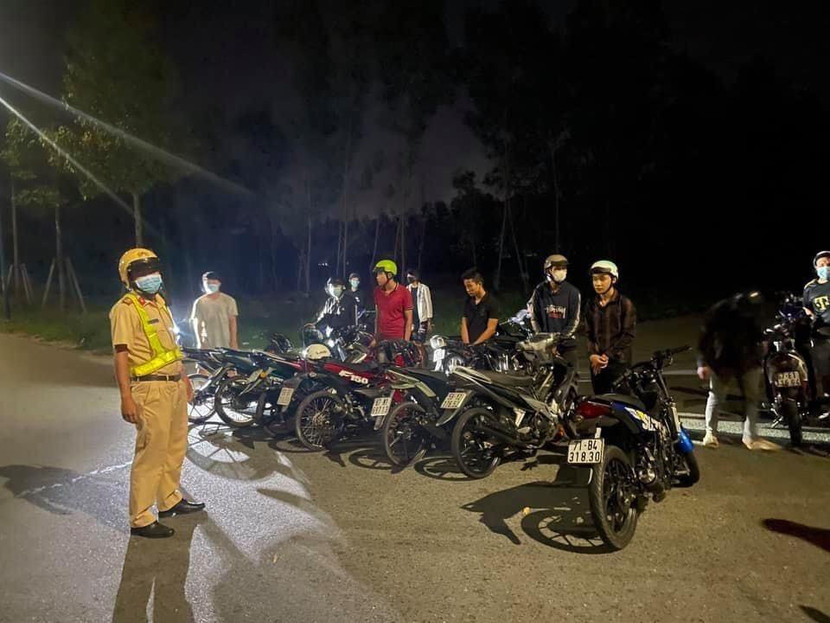 CSGT vây bắt hàng trăm “ quái xế” đua xe trong đêm CSGT vây bắt hàng trăm “ quái xế” đua xe trong đêm