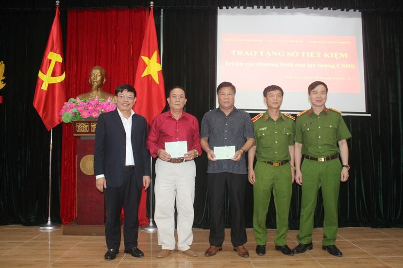 Lãnh đạo các đơn vị trao sổ tiết kiệm tặng các đồng chí thương binh của Phòng CSHS Lãnh đạo các đơn vị trao sổ tiết kiệm tặng các đồng chí thương binh của Phòng CSHS