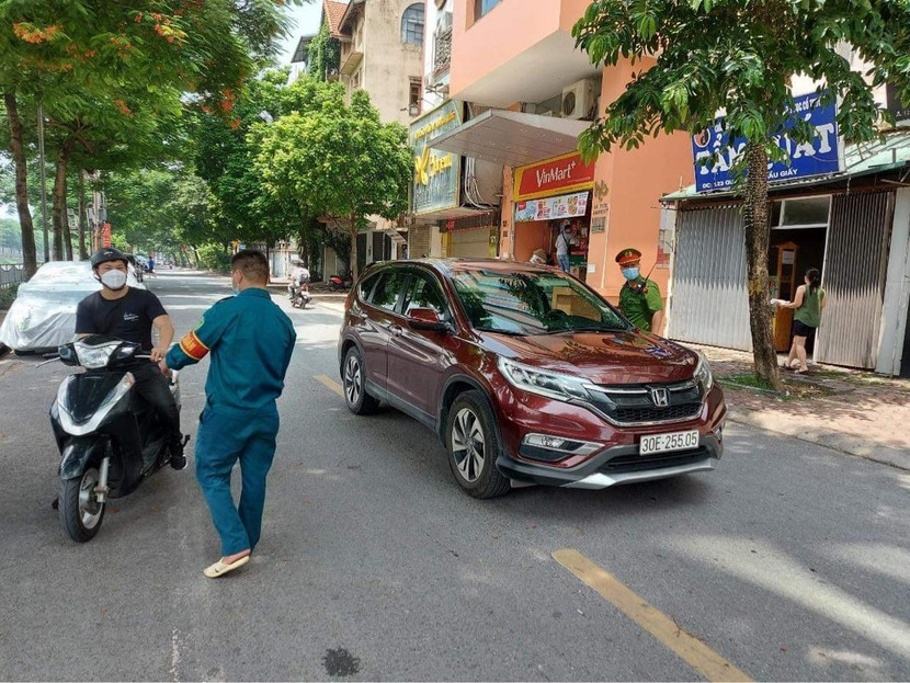 Các tuyến phố chính, ngõ vào những "vùng xanh" đều có các chốt kiểm soát để phòng, chống dịch không để dịch bệnh xâm nhập Các tuyến phố chính, ngõ vào những "vùng xanh" đều có các chốt kiểm soát để phòng, chống dịch không để dịch bệnh xâm nhập
