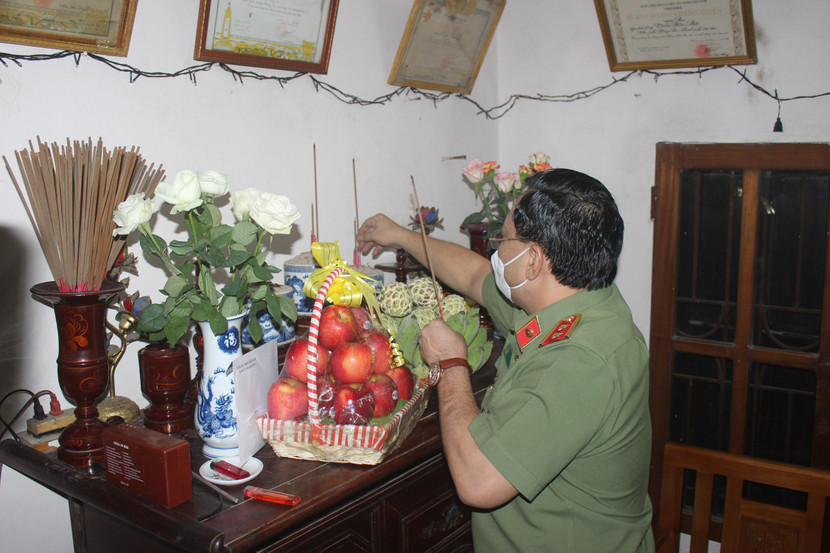 Đồng chí Giám đốc CATP Hà Nội thành kính dâng hương tri ân các Anh hùng liệt sỹ của gia đình ông Trần Văn Khung